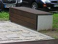 Thermobuche Sitzauflage mit Fußblende auf Vollbetonblock